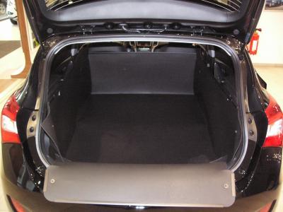 Passgenaue Kofferraumwanne für Hyundai i30, der hohe Kofferraumschutz gegen Schmutz, Nässe und Beschädigung