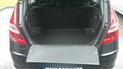 Passgenaue Kofferraumwanne für Hyundai i30, der hohe Kofferraumschutz gegen Schmutz, Nässe und Beschädigung