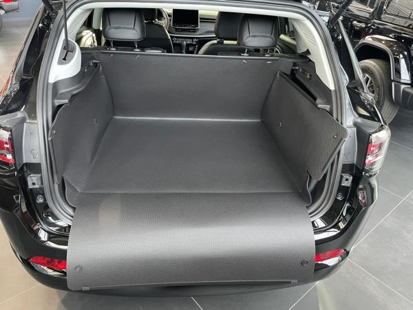 Kofferraumwanne Jeep Compass Hybrid mit heruntergelassenem Stoßdämpferschutz verhindert jeden Kratzer und Schaden am Fahrzeug und Kofferraum.