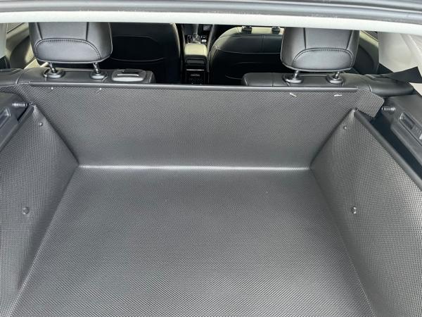 Kofferraumschutz Jeep Compass Hybrid wie aus der Erstaustattung ab Werk.