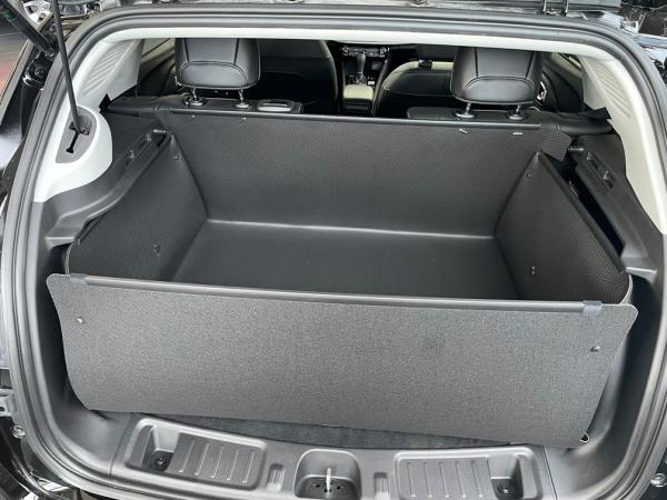 Kofferraumschutz Jeep Compass. Zuverlässiger Schutz wie eine unverwüstliche 2.Haut. Hervorragender Schutz auch für die Heckklappe als die 4. Wand, wasserdicht.