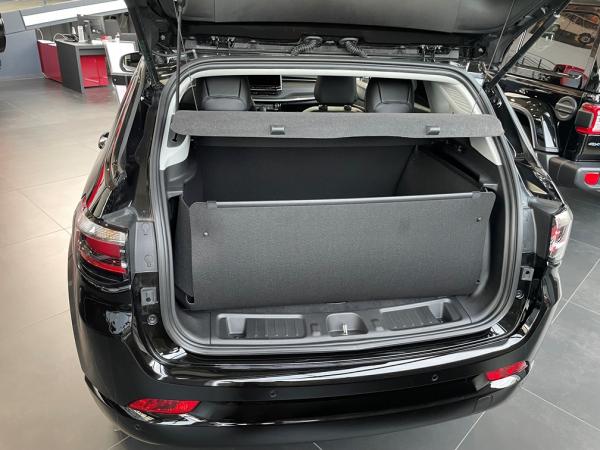 Best möglicher Schutz für den Kofferraum von Jeep Compass Hybrid trotzdem können Sie bei Bedarf die Hutablage einsetzen.