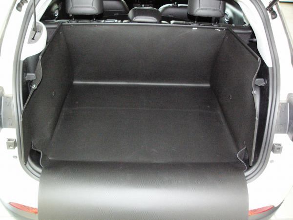 Kofferraumwanne Jeep Compass mit heruntergelassenem Stoßdämpferschutz verhindert jeden Kratzer und Schaden am Fahrzeug und Kofferraum.