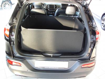 Der hohe Kofferraumschutz für Jeep Cherokee,  passgenaue Kofferraumwanne gegen Schmutz, Nässe und Beschädigung