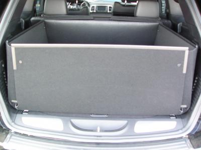 Der hohe Kofferraumschutz für Jeep Grand Cherokee,  passgenaue Kofferraumwanne gegen Schmutz, Nässe und Beschädigung