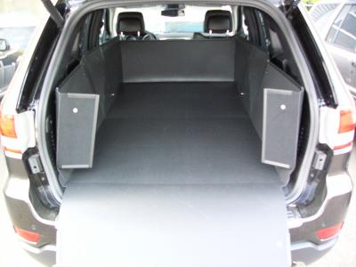 Der hohe Kofferraumschutz für Jeep Grand Cherokee,  passgenaue Kofferraumwanne gegen Schmutz, Nässe und Beschädigung