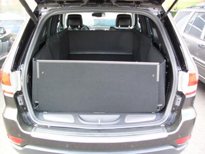 Der hohe Kofferraumschutz für Jeep Grand Cherokee,  passgenaue Kofferraumwanne gegen Schmutz, Nässe und Beschädigung