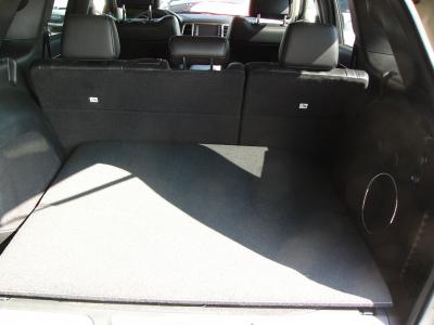 Aus einer Kofferrumbodenmatte für jeep Grand Cherokee können Sie blitzschnell Ihren stabilen Kofferraumschutz entfalten, der Ihnen zum Transport  Ihres triefenden Hundes oder schwerer,  schmutziger Gegenstände bereit steht. Keine Kratzer, kein Schmutz! (s