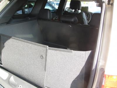 Mit hochgeklapptem Stoßstangenschutz bekommen Sie eine wasserdichte Wanne, der vor der  Heckklappe Ihres  Grand Cherokee wie ein Schutzshild steht und sie vor Verschmutzung und Beschädigung schützt, falls ungesicherte Gegenstände entgegengeschleudert werd