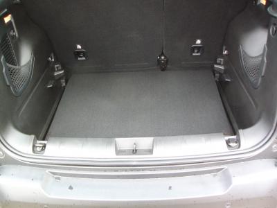 In Sekunden zusammengefaltet entsteht aus dem robusten Kofferraumschutz eine Bodenschutzmatte und umgekehrt entsteht eine Kofferraumwanne.