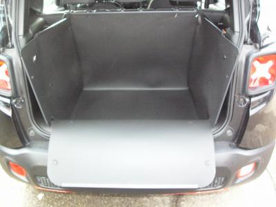 Sie haben nicht nur für den gesamten Kofferraum von Jeep Renegade, sondern auch für die Ladekante und Stoßstange professionellen und zuverlässigen Schutz vor Schmutz und Beschädigung. Der inhaenger ist selbststehend, ohne Klettverschlüsse, Bänder oder Sch