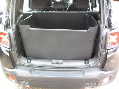 Der hochgeklappte Stoßstangenschutz schützt die Heckklappe von Jeep Renegade während der Fahrt vor Verschmutzung und Beschädigung wie ein Schutzschild, falls ungesicherte Gegenstände im Kofferraum  gegen die Heckklappe geschleudert werden.