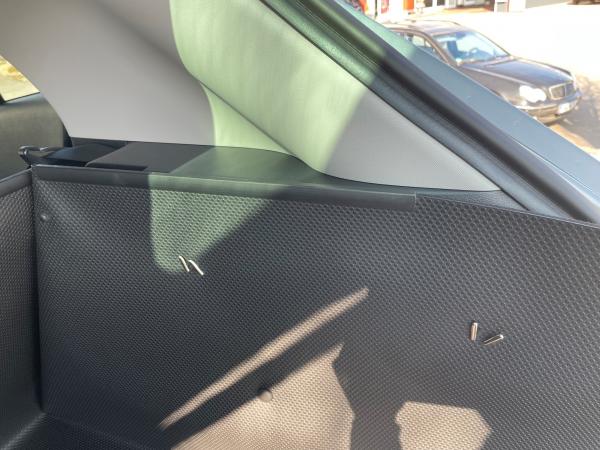 Ein Kofferraumschutz, der wie ein Fels vor jeder Beschädigung und Verschmutzung des Kofferraums von Kia Sportage NQ5 steht.