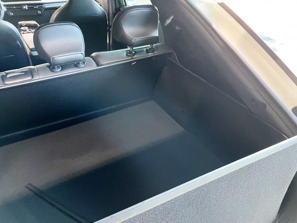 Kofferraumschutz Kia EV6  unvergleichliches Material und robuste Konstruktion erleichtert den Transport jeglicher Gegenstände, ganz besonders  des Hundes.