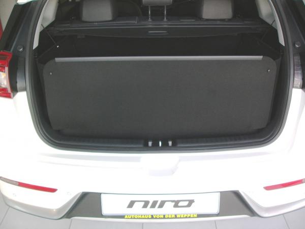 Der Schutz Kia Niro nicht nur für die Wände des Kofferraums, sondern auch der Heckklappe. Wasserdicht, rutschhemmend