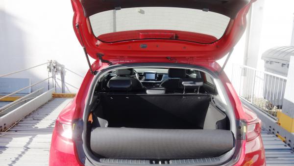 Der Stoßstangenschutz von Kia Stonic dient hochgestellt als Schutz für die Heckklappe.