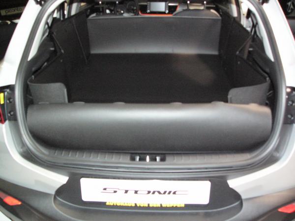 Kofferraumschutz Kia Stonic. Variante L11, Schutz von der Heckklappe bis zu den Vordersitzen, einschl. der Rückenlehnen des Fahrers und Beifahrers