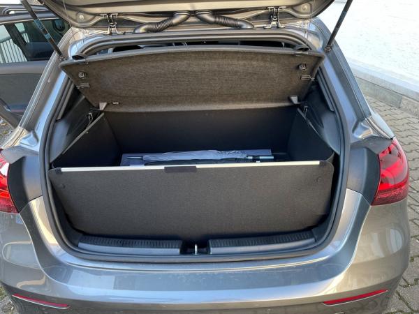 Kofferraumschutz mit AluProfil für AKlasse mit Hutablage