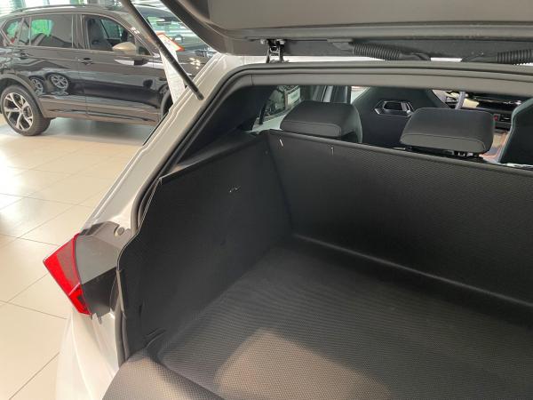 Kofferraumschutz für Seat Cupra Born mit hohem Boden. Kratzfest, wasserdicht, unverwüstlich nicht nur für den Hund