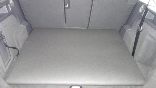 Zuverlässige Kofferraummatte für Land Rover Discovery Sport entsteht aus einer hohen Kofferraumwanne