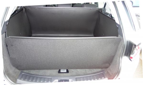 Kofferraumschutz Discovery Sport, Stoßstangenschutz hochgeklappt entsteht eine geschlossenen Wanne.