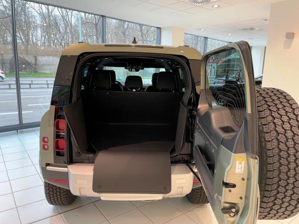 Land Rover Defender braucht einen Kofferraumschutz ,der seiner Klasse entspricht, das ist der Premiumschutz inhaenger, für Hund und alles andere Transportaufgabe
