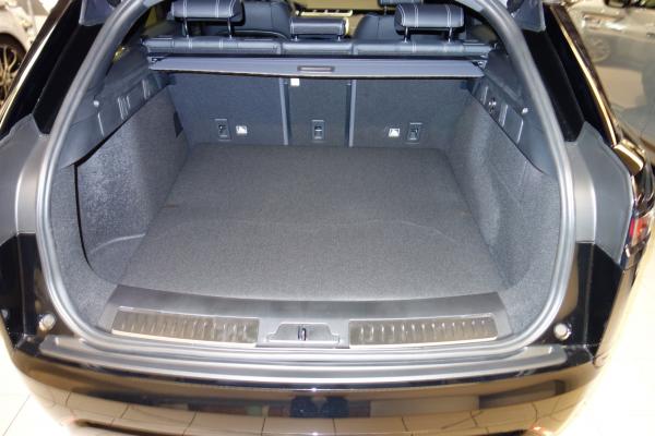 Wenn kein Transport anliegt für Ihren Land Rover Velar, wird Ihre Kofferraumwanne zu einer Bodenmatte zusammengefaltet und Sie haben einen aufgeräumten Kofferraum