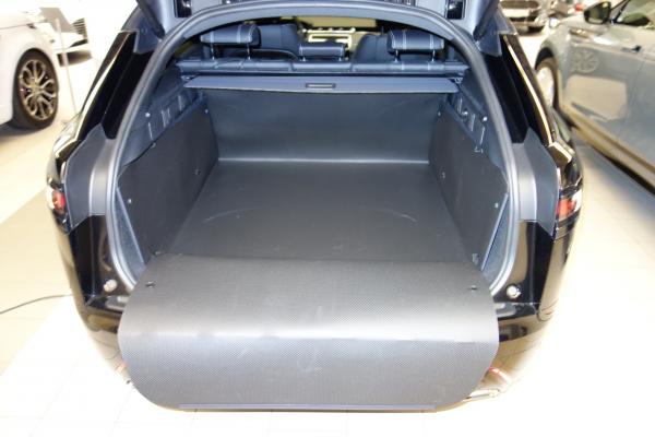 Blitzschnell entfalten Sie aus der Matte die zuverlässige, kratzfeste und stabile Kofferraumwanne für den Transport in Ihrem Velar. Der zuverlässige Stoßstangenschutz ist ein integraler Bestandteil.