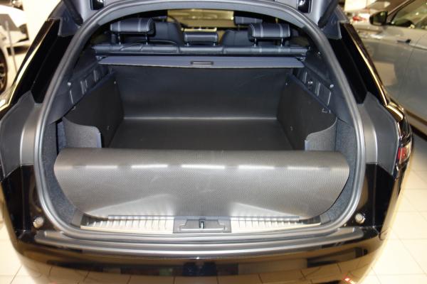 Klappen Sie den Stoßstangenschutz hoch, alle Seiten Ihres Land Rover Velar ist gegen Schmutz und Beschädigung geschützt.