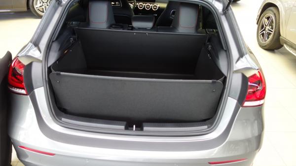 Kofferraumwanne Mercedes A-Klasse schützt die Heckklappe von innen zuverlässig.