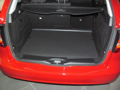 Zusammengefaltet wird aus der Kofferraumwanne eine verlässliche Kofferraummatte und Sie haben einen sauberen und aufgeräumten Kofferraum.