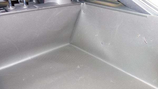 Der Schutz hoch bis zu den Fenstern und Kopfstützen  ist gewährleistet, damit Sie auch Ihren schmutzigen Hund ohne Bedenken in den Kofferraum hineinspringen lassen können