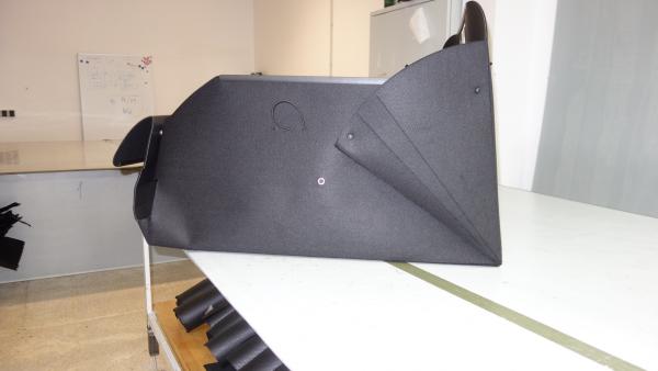 Kofferraumwanne CLA shooting brake,  schräger Lage der Rückenlehnen wird sekundenschnell in senkrechte Position gebracht