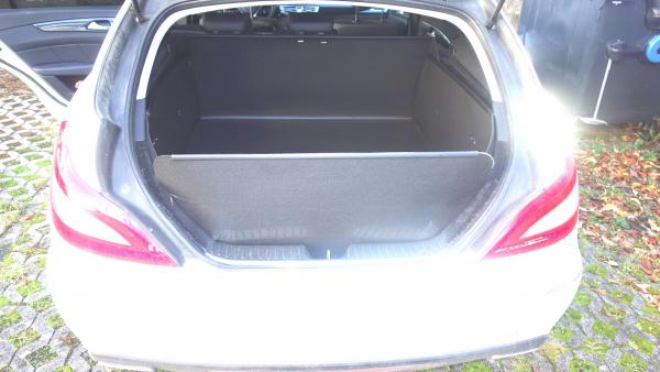 Die Stoßstange und aufgestellt wird die Hecklappe Ihres CLS shooting brake sowie der gesamte Kofferraum überzeugend geschützt nicht nur beim Hundetransport.