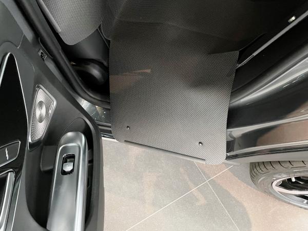 Die Wand gegenüber dem Einstieg ist stabil und schützt die Tür vor jeder Verschmutzung und Beschädigung.