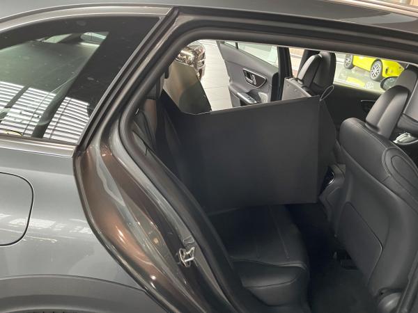 Die Rückenlehne Ihres C-Klasse T-Modellsim Fond wird vom Sitz bis zu den Kopfstützen und von Tür zu Tür geschützt