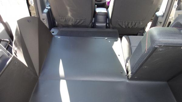 Blitzschnell lässt sich die Rückwand der Kofferraumwanne Mercedes Citan, wie im Bild, 2/3 herunterklappen aber auch 1/3.