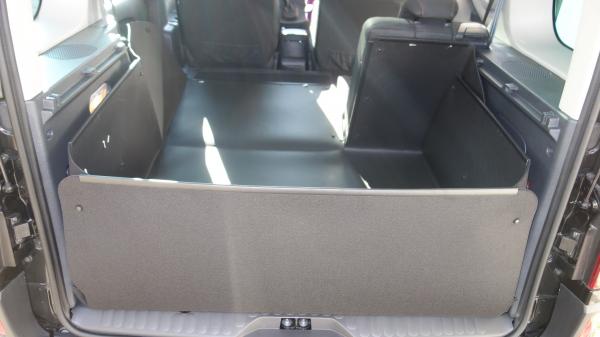 Der Stoßstangenschutz von Mercedes Citan hochgeklappt schützt die Heckklappe des Fahrzeugs sehr zuverlässig.