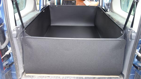 Geschlossen ist Ihr Citan-Transporter wasserdicht, rutschhemmend. Haben Sie eine Hundeschule, transportieren Sie so viele Hunde, wie Sie wollen.