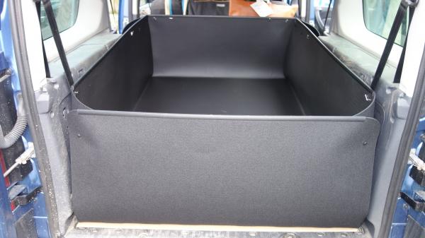 Geschlossen ist Ihr Citan-Transporter wasserdicht, rutschhemmend. Haben Sie eine Hundeschule, transportieren Sie so viele Hunde, wie Sie wollen.