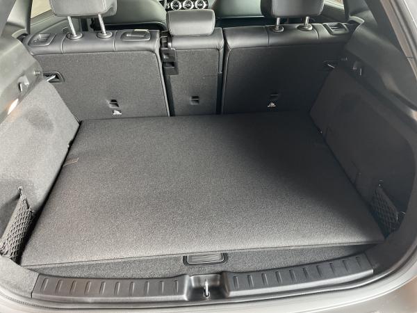 Unsre Kofferraumwanne für Mercedes EQA können Sie als eine Bodenmatte nutzen, wenn Sie keinen Transport zu erledigen haben.