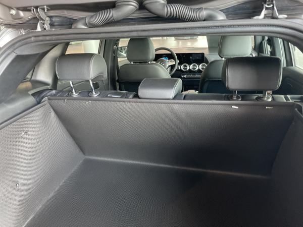 Aus der Bodenmatte machen Sie innerhalb von Sekunden einen Superkofferraumschutz für Ihren Mercedes EQA. Eine Verkleidung glatt ohne Faltenbildung wie aus der Erstausstattung