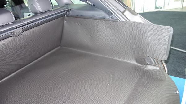 Auch bei der Variante Kofferraumwanne L11 für Mercedes EQC werden die Rückenlehnen zuverlässig geschützt, das Abdeckrollo bleibt eingesetzt.