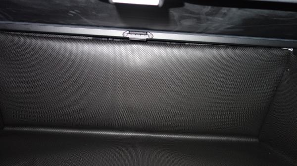 Mercedes EQC, hochwertiger Kofferraumschutz, in der 1.Gebrauchsstellung werden die Rückenlehnen bombenfest geschütz, ohne dass an den Laderaum Zugeständnisse gemacht werden. Die Falten für die 2.Stellung werden unsichtbar verstaut.