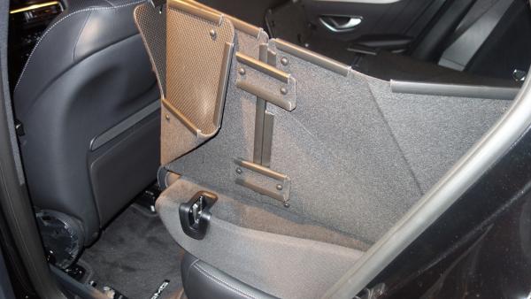 Wird der Kofferraumschutz für Mercedes EQC ausgefaltet, so sind auch die Seitenwände von der Heckklappe bis zum Fahrer-, Beifahrersitz gleichbleibend hoch und stabil. Eine saubere Sache.