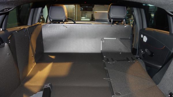 Werden die Rücksitze von Mercedes EQC umgeklappt, so kann der Kofferraumschutz bis zum Fahrersitz ausgefaltet werden, es steht somit der große Laderaum gänzlich geschützt zur Verfügung.