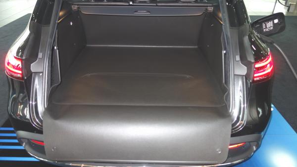 Aus der Bodenmatte machen Sie innerhalb von Sekunden einen Superkofferraumschutz für Ihren Mercedes EQC