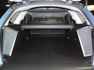 Beim Modell L11 klappen Sie die Rücksitze Ihres Audi A4 Avant um und entfalten Sie einfach den Kofferraumschutz bis zum Fahrersitz. Sie können jetzt lange, schwere, sperrige, spitze, schmutzige Gegenstände transportieren.