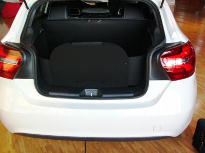 Der hochgeklappte Stoßstangenschutz schützt die Heckklappe der A-Klasse während der Fahrt vor Verschmutzung und Beschädigung wie ein Schutzschild, falls ungesicherte Gegenstände im Kofferraum  gegen die Heckklappe geschleudert werden.