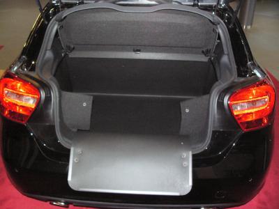 A-Klasse mit heruntergelassenem Stoßstangenschutz verhindert jeden Kratzer und Schaden.